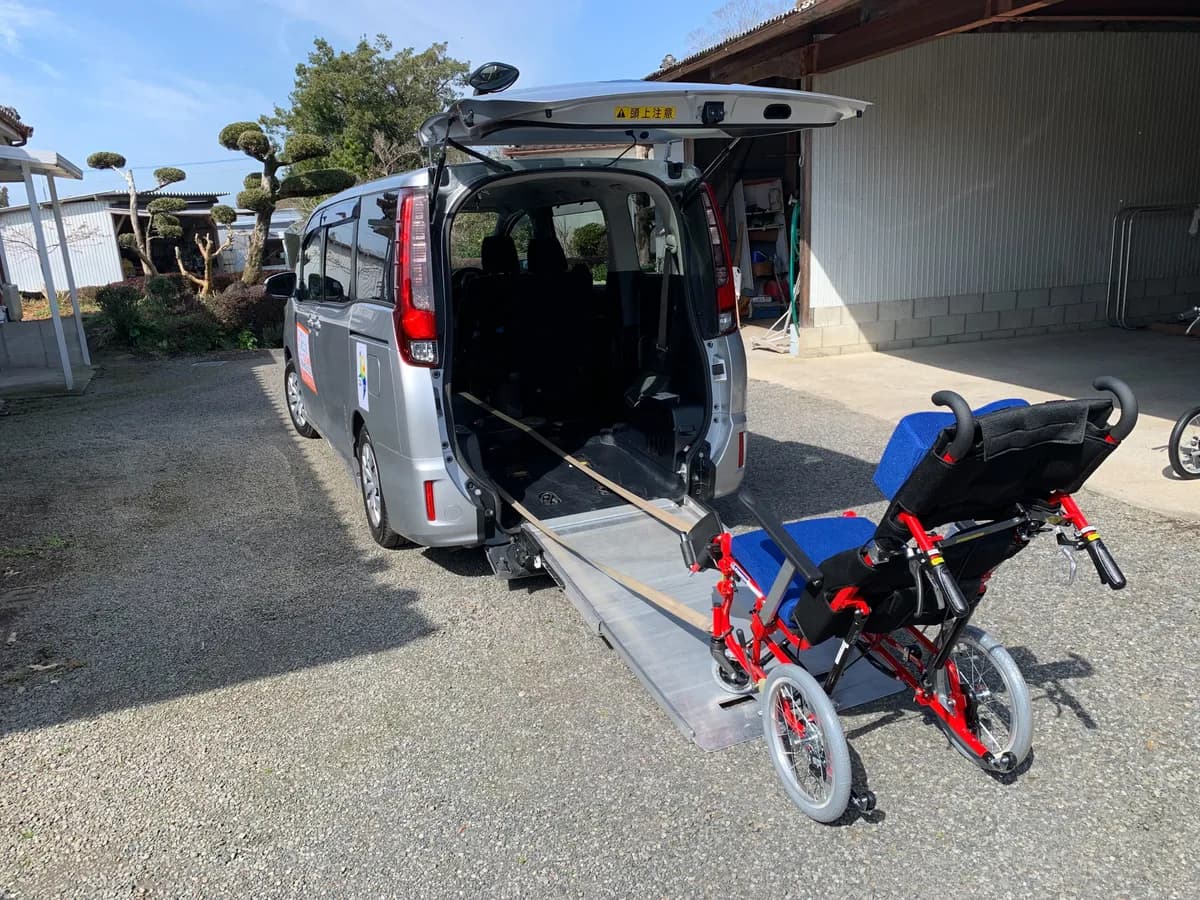 リクライニング車いす対応