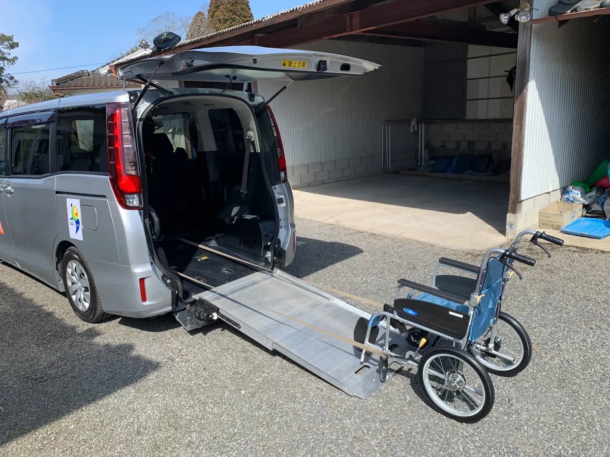 スロープと標準車いす